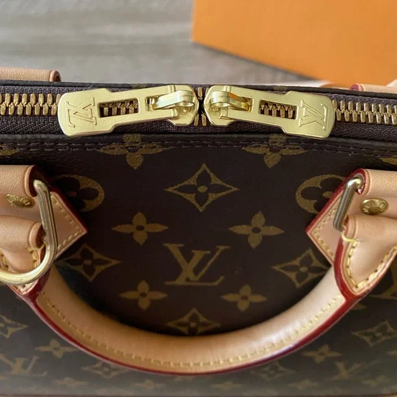Louis Vuitton Alma - Picture 8 of 15
